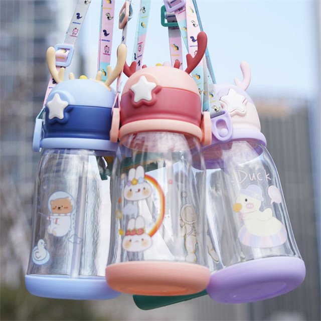 J615 Portable Cute Cartoon Children Water Bottle Deer Horn Silicone Straw Plastic Cup Straps Water Cup For Girl